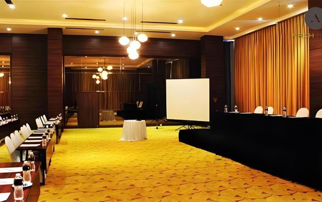 Arch Hotel Bogor Exterior photo
